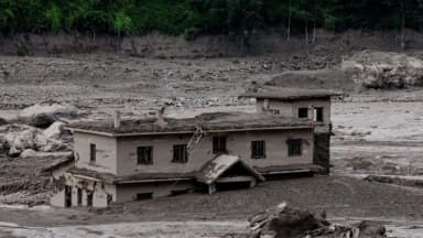 Sobrevivientes relatan su escape de la inundación en Nepal y Tíbet mientras buscan a desaparecidos