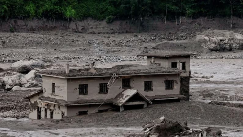 Sobrevivientes relatan su escape de la inundación en Nepal y Tíbet mientras buscan a desaparecidos