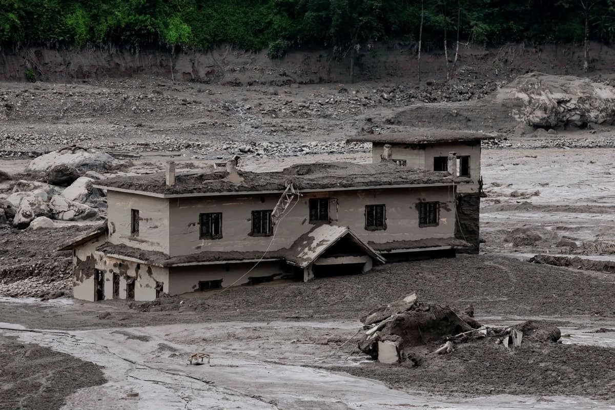 Sobrevivientes relatan su escape de la inundación en Nepal y Tíbet mientras buscan a desaparecidos