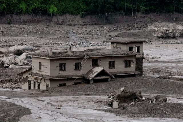 El lodo cubre una propiedad tras una crecida repentina en Trishuli, en el distrito de Nuwakot, Nepal, el 26 de agosto de 2026. (Navesh Chitrakar/Reuter)