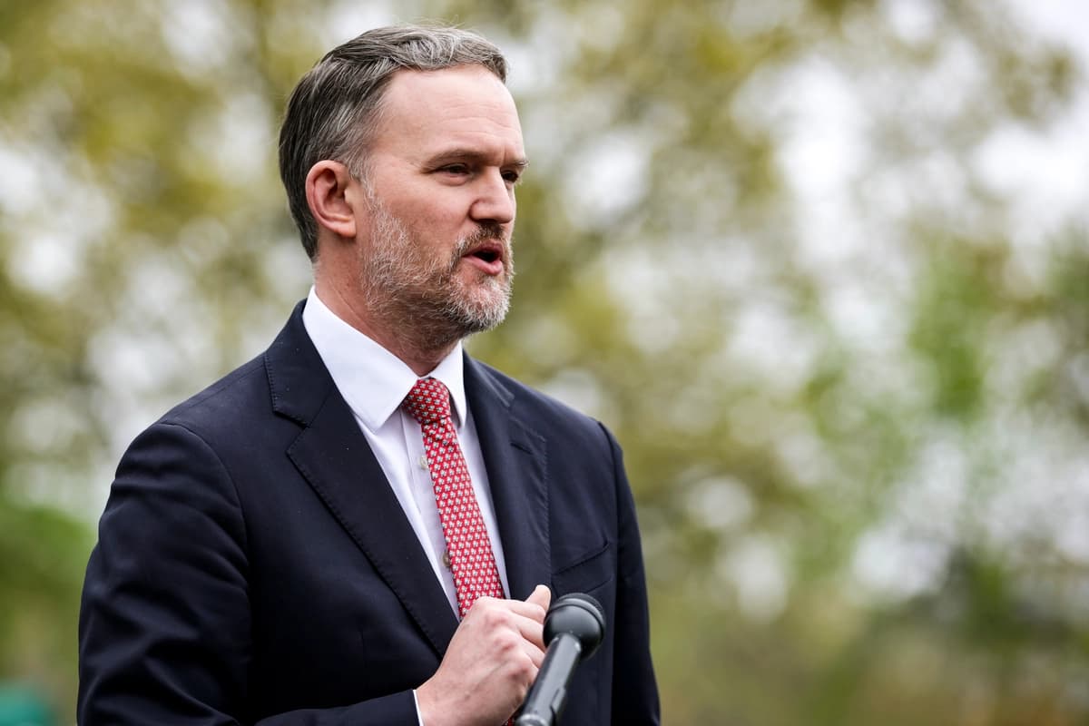 El representante comercial de Estados Unidos, Jamieson Greer, habla con miembros de la prensa frente al Ala Oeste de la Casa Blanca en Washington el 2 de abril de 2026. (Alex Wong/Getty Images)
