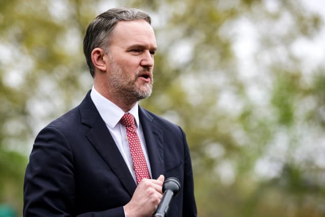 El representante comercial de Estados Unidos, Jamieson Greer, habla con miembros de la prensa frente al Ala Oeste de la Casa Blanca en Washington el 2 de abril de 2026. (Alex Wong/Getty Images)