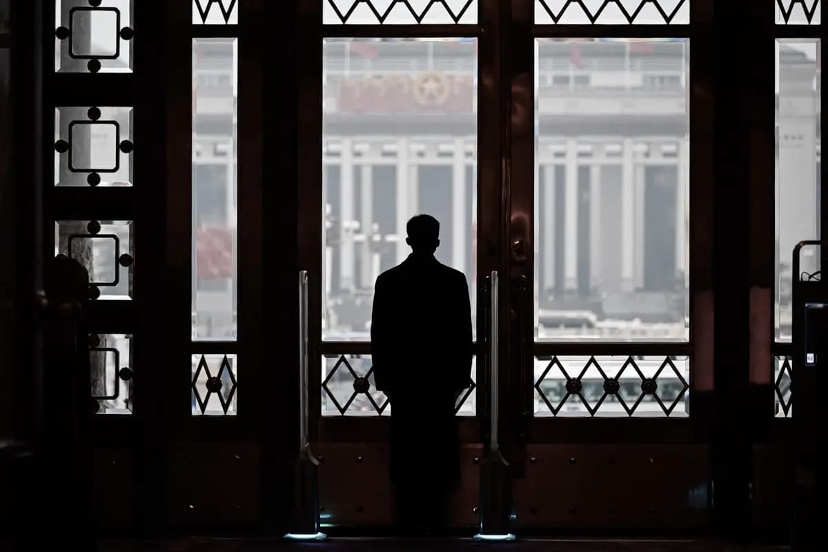 Un guardia de seguridad vigila el exterior del Gran Salón del Pueblo en Beijing el 5 de marzo de 2024. (Wang Zhao / AFP vía Getty Images)