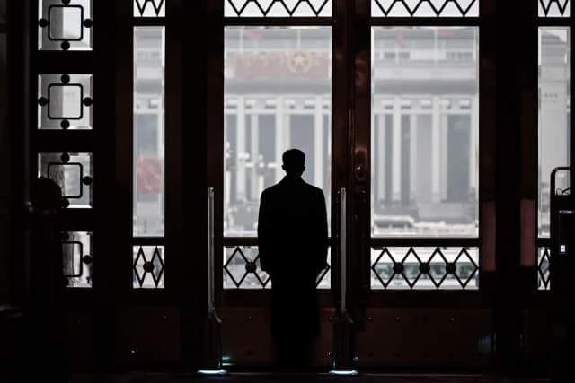 Un guardia de seguridad vigila el exterior del Gran Salón del Pueblo en Beijing el 5 de marzo de 2024. (Wang Zhao / AFP vía Getty Images)