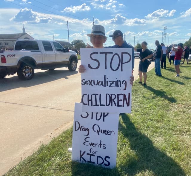 Ciudadanos de Texas protestan contra un evento de drag queens celebrado en una iglesia de Katy, Texas, el 24 de septiembre de 2022. (Darlene McCormick Sanchez/The Epoch Times).