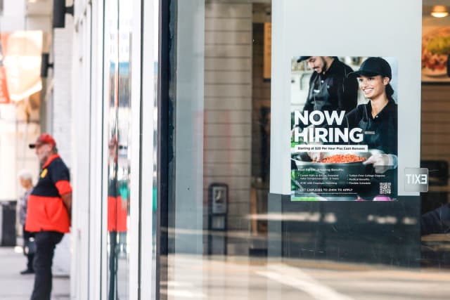 Un cartel de "Se busca personal" está colocado en la ventana de un restaurante Chipotle en Los Ángeles, el 5 de junio de 2026. (Justin Sullivan/Getty Images).