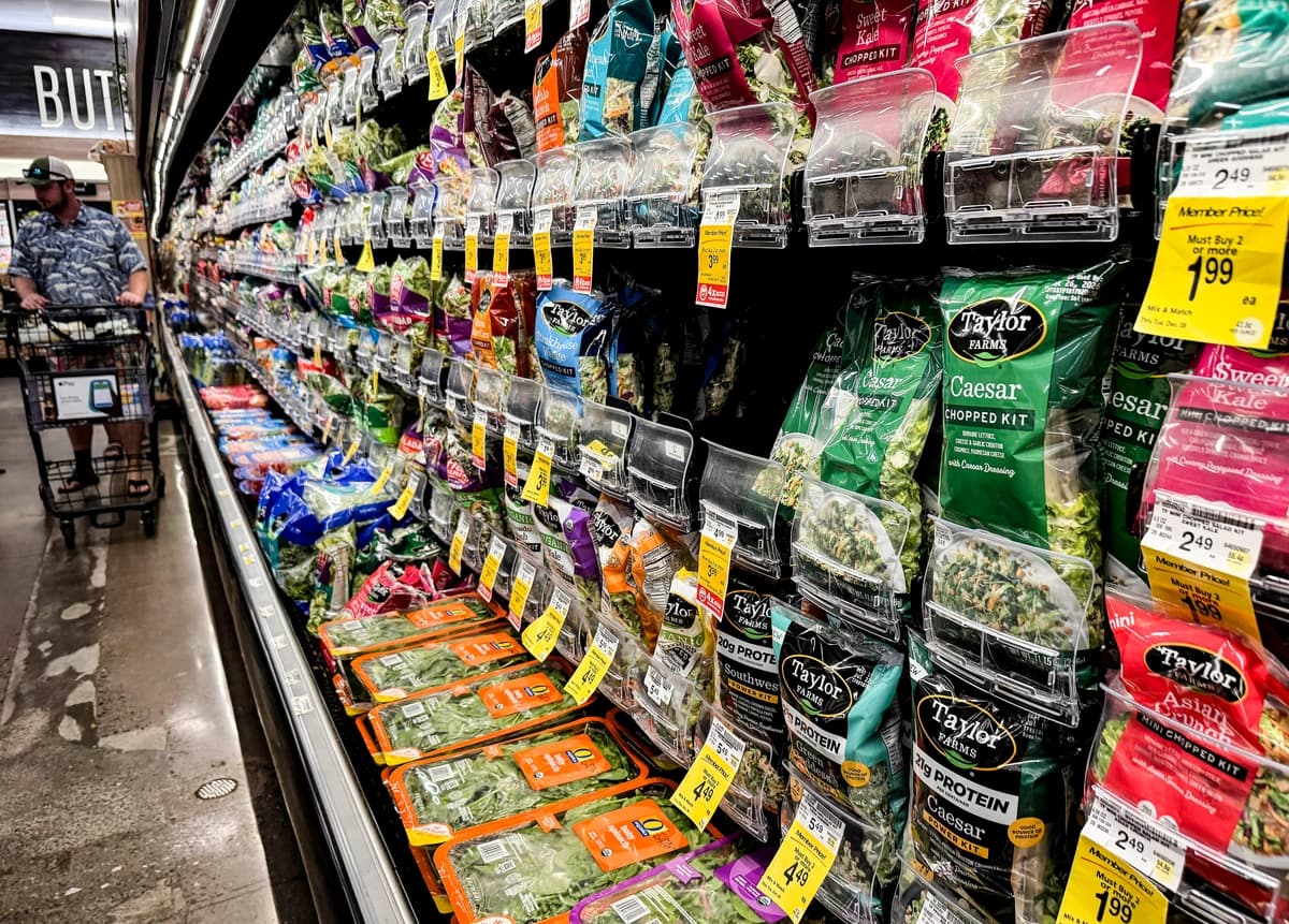 Paquetes de hojas verdes para ensalada de Taylor Farms se exhiben en una tienda Safeway en Kings Beach, California, el 16 de julio de 2026. (Justin Sullivan/Getty Images).