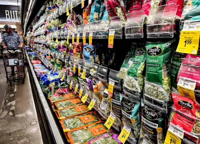 Paquetes de hojas verdes para ensalada de Taylor Farms se exhiben en una tienda Safeway en Kings Beach, California, el 16 de julio de 2026. (Justin Sullivan/Getty Images).