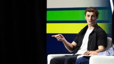 California: Defensores de libertad de expresión se manifiestan contra "Ley para detener a Nick Shirley"