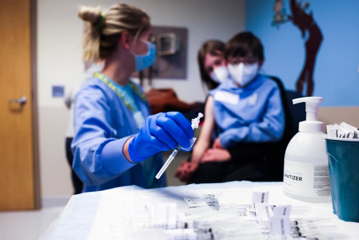 Una enfermera se prepara para administrarle la vacuna contra COVID-19 a un niño en Denver, Colorado, el 3 de noviembre de 2021. (Michael Ciaglo/Getty Images)