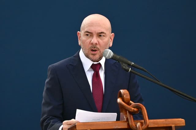 El ministro de Defensa de Ecuador, Giancarlo Loffredo, pronuncia unas palabras durante la inauguración de la escuela de la Guardia Costera en la Base Naval del Sur, en Guayaquil, Ecuador, el 7 de febrero de 2024. (MARCOS PIN/AFP vía Getty Images)