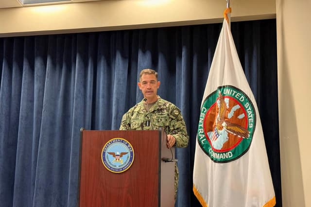 El comandante de CENTCOM, el almirante Brad Cooper, habla en una rueda de prensa en la sede de CENTCOM en la Base Aérea MacDill en Tampa, Florida, el 5 de marzo de 2024. (TJ Muscaro/The Epoch Times).