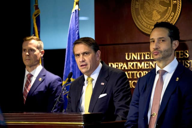 El fiscal general de Estados Unidos, Todd Blanche (C), ofrece una rueda de prensa sobre las personas acusadas de la detención de la banda de narcotraficantes puertorriqueña "Los Baja Deo" (LBD) en San Juan, Puerto Rico, el 27 de agosto de 2026. (Stephanie Rojas/AP Photo).