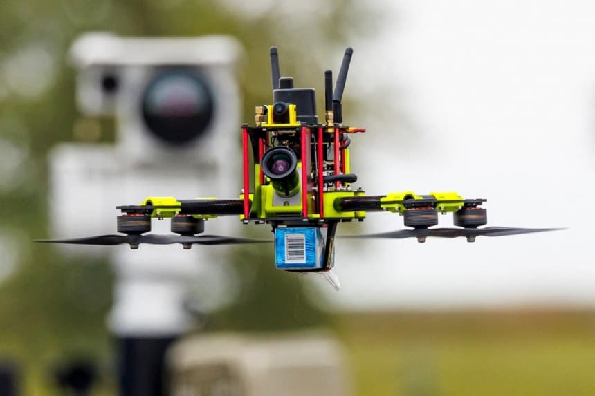 Un dron denominado "cazador" frente a una unidad móvil de sensores para la detección de drones mediante sistemas ópticos y láseres en el Centro Nacional de Pruebas para Sistemas Aéreos No Tripulados del Centro Aeroespacial Alemán en Cochstedt, Alemania, el 8 de octubre de 2025. (Jens Schlueter /AFP vía Getty Images)