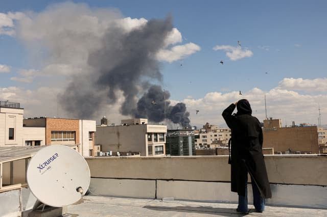 El humo se eleva tras una explosión después de que Israel y Estados Unidos lanzaran ataques contra Irán, en Teherán, el 1 de marzo de 2026. (Majid Asgaripour/WANA, Agencia de Noticias de Asia Occidental, vía REUTERS).