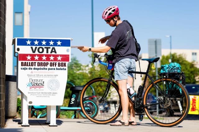 Un votante coloca una papeleta en una caja de entrega durante las primarias de Colorado en Denver el 30 de junio de 2026. (Michael Ciaglo/Getty Images).