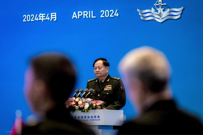 El general Zhang Youxia, vicepresidente de la Comisión Militar Central, interviene en la apertura del Simposio Naval del Pacífico Occidental en Qingdao, China, el 22 de abril de 2024. (Kevin Frayer/Getty Images).