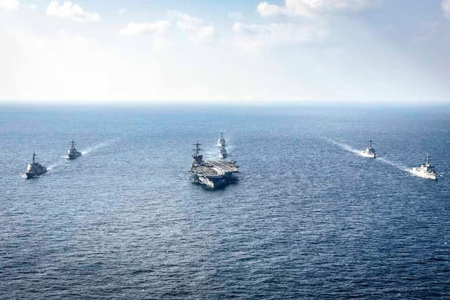 Buques de guerra de Corea del Sur, Estados Unidos y Japón, incluido el portaaviones USS George Washington (C), participan en el ejercicio trilateral "Freedom Edge" en aguas internacionales frente a la isla de Jeju, al sur de Corea del Sur, el 13 de noviembre de 2024. (Ministerio de Defensa de Corea del Sur vía AP)