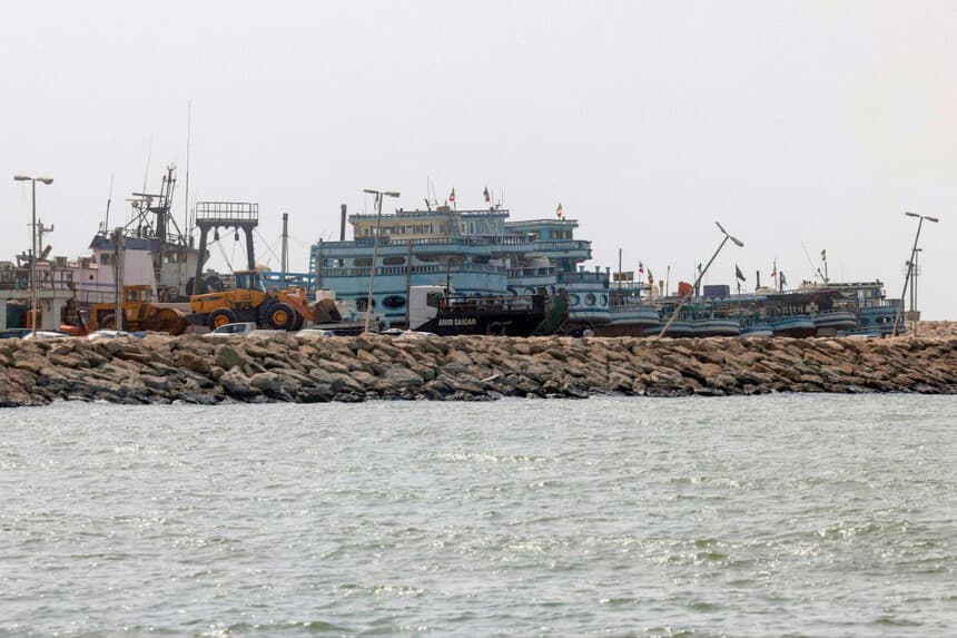 Embarcaciones atracadas en un muelle de Bandar Abbas, en el sur de Irán, a orillas del estrecho de Ormuz, el 10 de agosto de 2026. (Atta Kenare / AFP vía Getty Images).