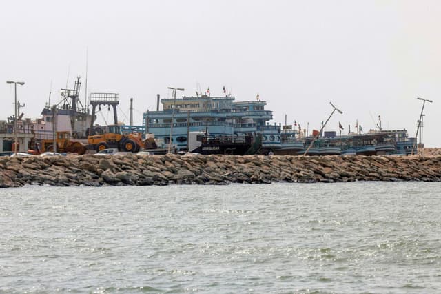 Embarcaciones atracadas en un muelle de Bandar Abbas, en el sur de Irán, a orillas del estrecho de Ormuz, el 10 de agosto de 2026. (Atta Kenare / AFP vía Getty Images).