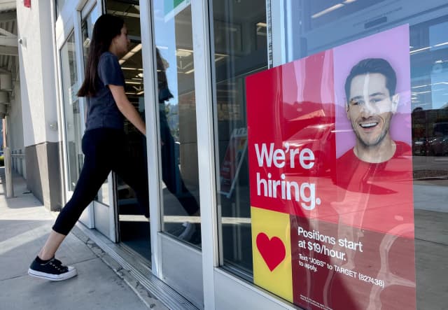 Un cliente pasa junto a un cartel de "Se busca personal" colocado frente a una tienda Target en Sausalito, California, el 3 de noviembre de 2023. (Justin Sullivan/Getty Images).