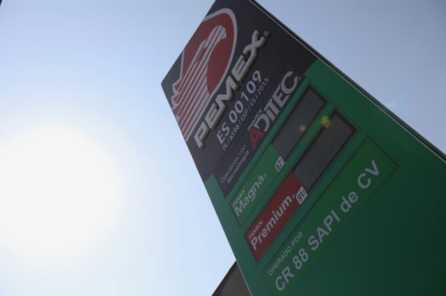 MEX1319. CIUDAD DE MÉXICO (MÉXICO), 27/08/2026.- Fotografía de archivo del 28 de febrero de 2022 de una estación de gasolina de Pemex en la Ciudad de México (México). Con el objetivo de combatir delitos financieros y el robo de hidrocarburos, la Secretaría de Hacienda y Crédito Público (SHCP), por medio de la Unidad de Inteligencia Financiera (UIF), y la estatal Petróleos Mexicanos (Pemex) suscribieron un convenio de colaboración. (EFE/ Sáshenka Gutiérrez / ARCHIVO)