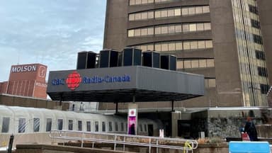 Director del FBI critica decisión editorial de CBC de no llamar terroristas a los ataques del 11-S
