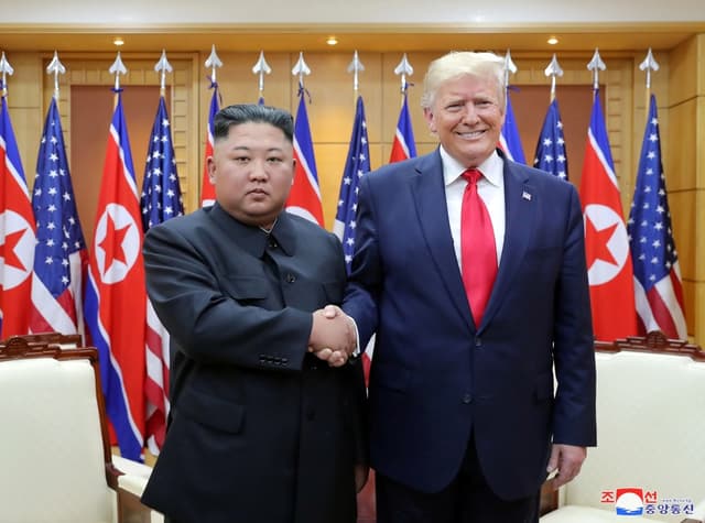 El presidente de EE. UU., Donald Trump, junto al líder norcoreano Kim Jong Un en la zona desmilitarizada que separa a las dos Coreas, en Panmunjom, Corea del Sur, el 30 de junio de 2019. (KCNA vía Reuters)
