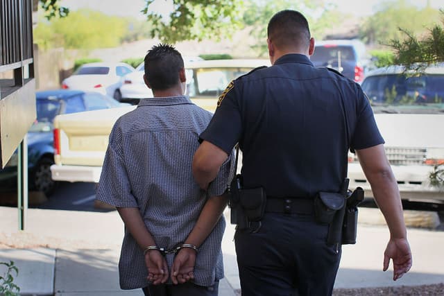 Imagen ilustrativa: Hombre en custodia de las autoridades de EE. UU. (Scott Olson/Getty Images)