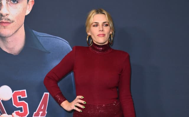 La actriz Busy Philipps asiste al estreno en Nueva York de "Marty Supreme" el 16 de diciembre de 2025. (Angela Weiss/AFP vía Getty Images).