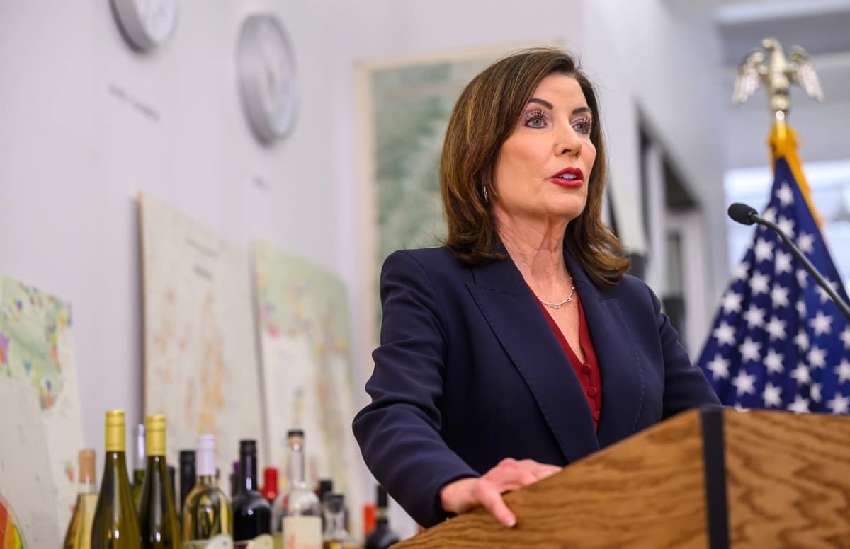 La gobernadora de Nueva York, Kathy Hochul, visita la tienda de vinos VOS Selections para hablar sobre el impacto de los aranceles el 26 de febrero de 2026. (Susan Watts/Oficina de la Gobernadora Kathy Hochul).