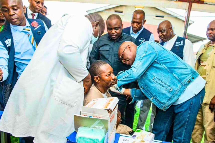 El ministro de Sanidad del Congo, Roger Kamba, administra una vacuna contra el ébola a un trabajador sanitario en Kisangani, Congo, el 27 de agosto de 2026. (Samy Kamanga/AP Photo).
