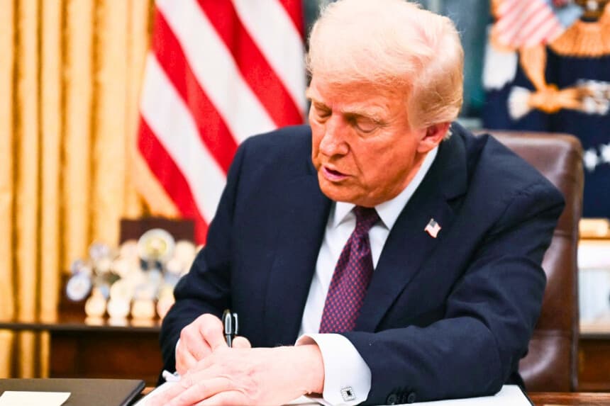 El presidente Donald Trump firma una orden ejecutiva sobre la ciudadanía por nacimiento en la Casa Blanca, el 20 de enero de 2025. (Jim Watson/AFP vía Getty Images).