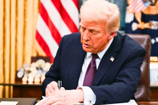 El presidente Donald Trump firma una orden ejecutiva sobre la ciudadanía por nacimiento en la Casa Blanca, el 20 de enero de 2025. (Jim Watson/AFP vía Getty Images).