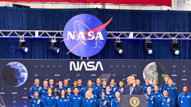 Trump funda una academia espacial y otorga medallas de honor a los astronautas de Artemis II
