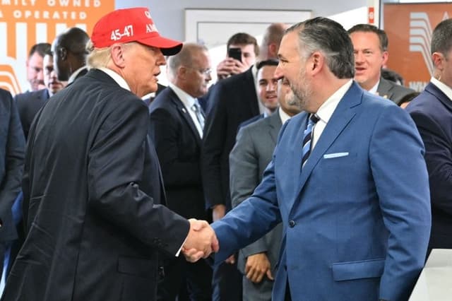 El presidente de EE. UU., Donald Trump, estrecha la mano del senador estadounidense Ted Cruz (republicano por Texas) en un restaurante Whataburger en Corpus Christi, Texas, el 27 de febrero de 2026. (Foto de Mandel NGAN / AFP vía Getty Images)