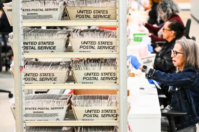 Los trabajadores electorales realizan el recuento de votos en el Centro de Procesamiento de Votos del Condado de Los Ángeles durante las elecciones primarias estatales de California, en la ciudad de Industry, California, el 2 de junio de 2026. (Patrick T. Fallon/AFP vía Getty Images).