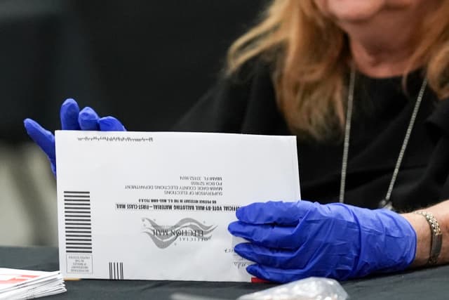 Un funcionario electoral clasifica las papeletas de voto por correo en la Oficina del Supervisor de Elecciones del Condado de Miami-Dade para las elecciones primarias de Florida en Doral, Florida, el 18 de agosto de 2026. (Lynne Sladky/AP Photo)