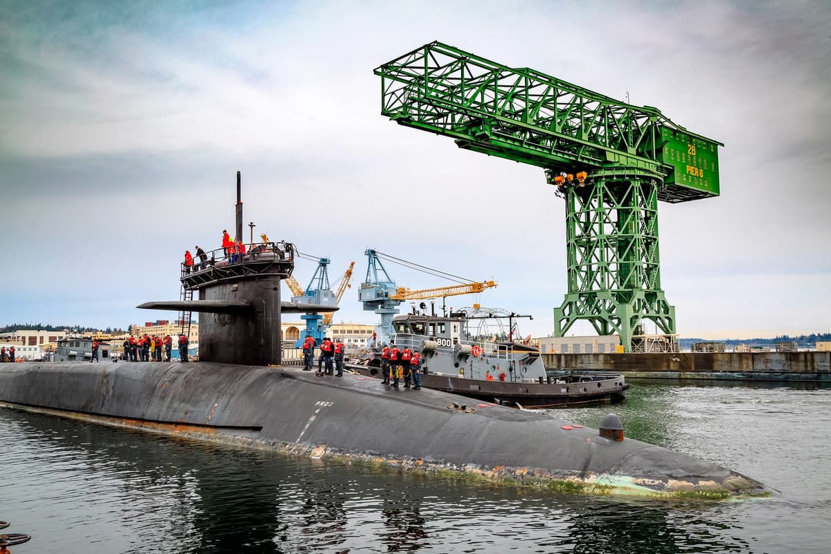 El submarino de misiles guiados USS Ohio llega a la base naval Kitsap-Bremerton para comenzar un período de mantenimiento importante en el astillero naval y centro de mantenimiento intermedio de Puget Sound en Bremerton, Washington, el 4 de abril de 2017. (Jeremy Moore/Marina de los EE. UU.).