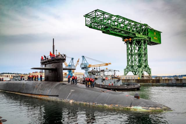 El submarino de misiles guiados USS Ohio llega a la base naval Kitsap-Bremerton para comenzar un período de mantenimiento importante en el astillero naval y centro de mantenimiento intermedio de Puget Sound en Bremerton, Washington, el 4 de abril de 2017. (Jeremy Moore/Marina de los EE. UU.).