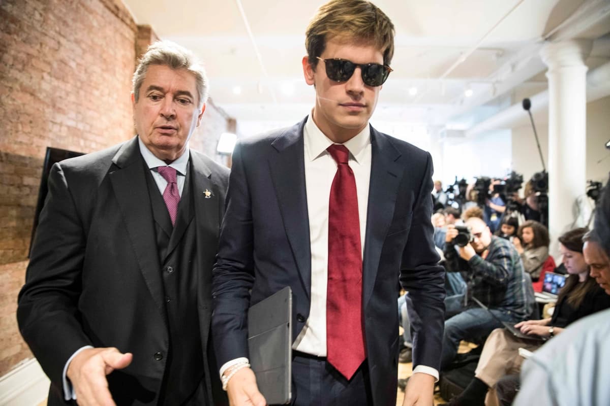 Milo Yiannopoulos es escoltado por personal de seguridad al salir de una conferencia de prensa en la ciudad de Nueva York el 21 de febrero de 2017. (Foto AP/Mary Altaffer)