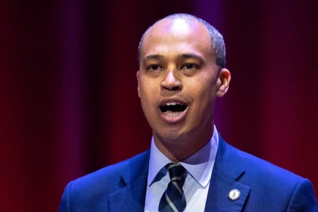 El entonces candidato demócrata a fiscal general de Virginia, Jay Jones, participa en un debate con el actual fiscal general republicano, Jason Miyares, en Richmond, Virginia, el 16 de octubre de 2025. (Mike Kropf/Richmond Times-Dispatch vía AP, Pool).