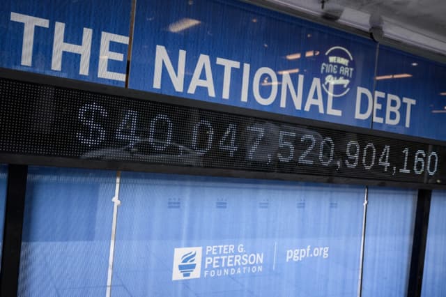Una pantalla electrónica muestra la deuda nacional en Washington, D.C., el 19 de agosto de 2026. (Mandel Ngan/AFP vía Getty Images).