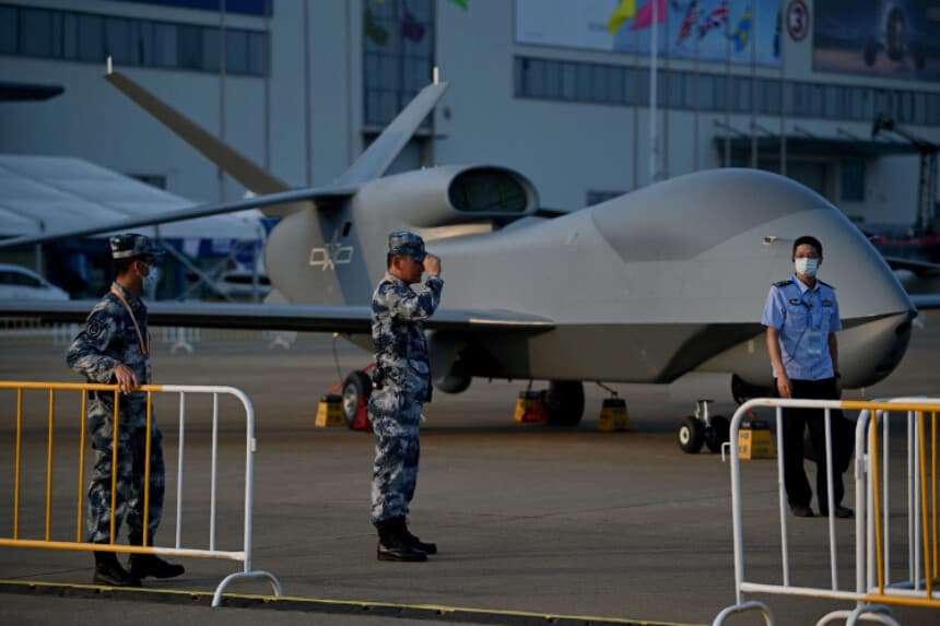 Un dron de reconocimiento de gran altitud WZ-7 de la Fuerza Aérea del Ejército Popular de Liberación (EPL) se observa un día antes de la 13.ª Exposición Internacional de Aviación y Aeroespacial de China en Zhuhai, Guangdong, China, el 27 de septiembre de 2021. (Noel Celis/AFP vía Getty Images).