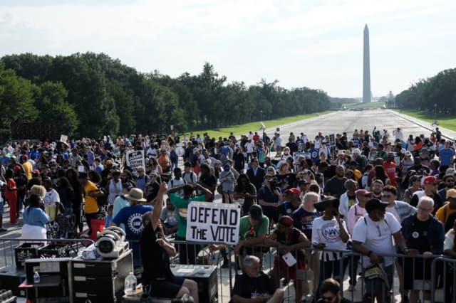 Varias personas se congregan cerca del Monumento a Lincoln para una manifestación en defensa del derecho al voto en Washington el 28 de agosto de 2026. (Ken Cedeno/AFP vía Getty Images).