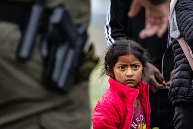 Una niña inmigrante espera a ser procesada por agentes de la Patrulla Fronteriza en Otay Mesa, California, el 29 de febrero de 2024. (John Fredericks/The Epoch Times).