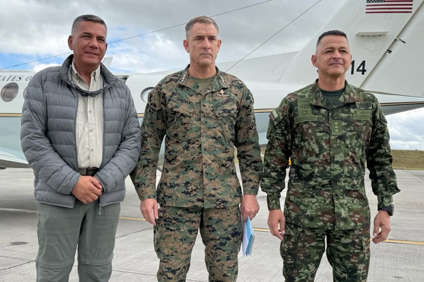 Fotografía cedida por las Fuerzas Militares de Colombia de su comandante general, Erick Rodríguez Aparicio (d), junto al ministro de Defensa, Jorge Eduardo Mora (i), y el comandante del Comando Sur de los Estados Unidos, GR. Francis L. Donovan, durante una jornada de trabajo en Tumaco, Colombia. (EFE/ Fuerzas Militares de Colombia)