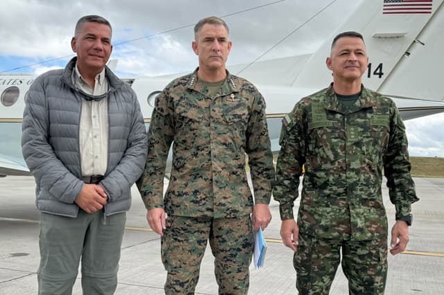 Fotografía cedida por las Fuerzas Militares de Colombia de su comandante general, Erick Rodríguez Aparicio (d), junto al ministro de Defensa, Jorge Eduardo Mora (i), y el comandante del Comando Sur de los Estados Unidos, GR. Francis L. Donovan, durante una jornada de trabajo en Tumaco, Colombia. (EFE/ Fuerzas Militares de Colombia)