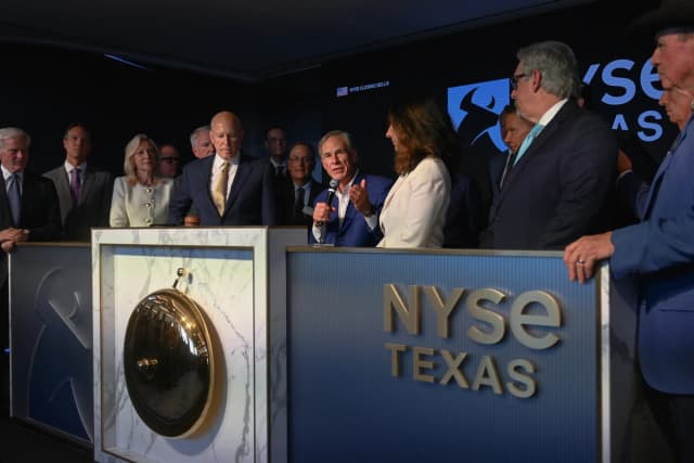 El gobernador de Texas, Greg Abbott, pronuncia un discurso en la gran inauguración de la sede de la Bolsa de Valores de Nueva York (NYSE) en Dallas, Texas, el 27 de agosto de 2026. (Jeremy Lock/Reuters)