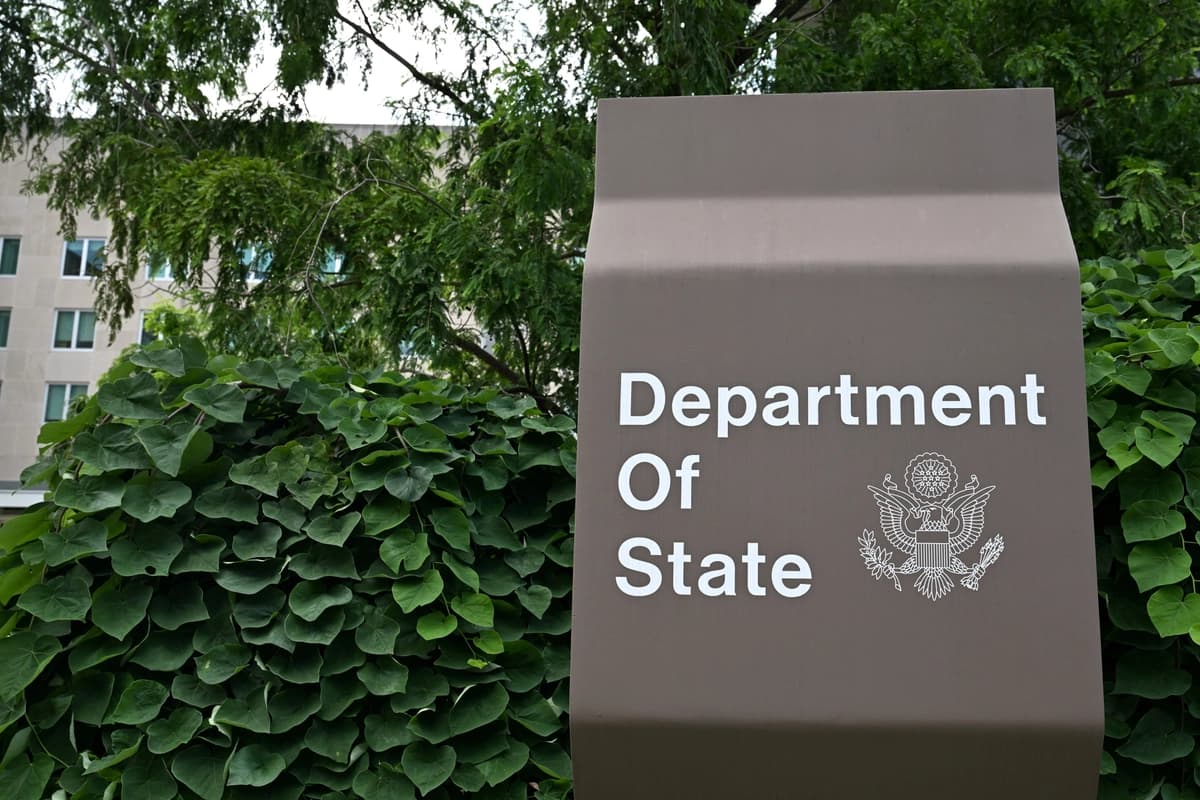 Vista general del letrero del Departamento de Estado de EE. UU. frente al edificio del Departamento de Estado en Washington, D.C., el 11 de julio de 2025. (Annabelle Gordon/Reuters)